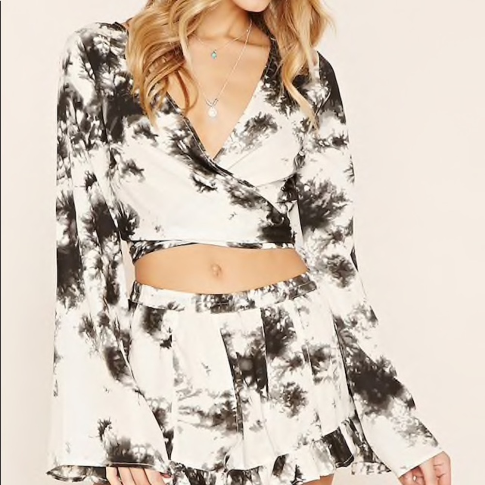 Tie Dye Flowy Sleeve Crop Top